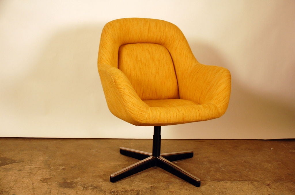 Mid-20th Century Swivel chair designed by Max Pearson for Knoll