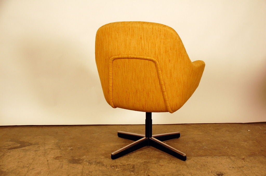 Swivel chair designed by Max Pearson for Knoll 1