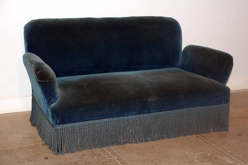 Low and deep Napoleon III velvet settee. Turned legs under the trim. Perfect at the foot of a bed, or as a bench.