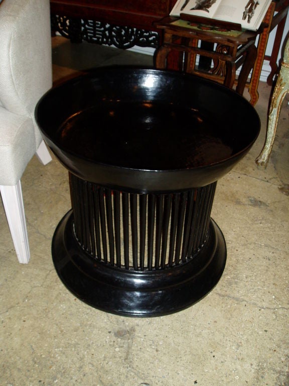 Black Lacquered Round Table
