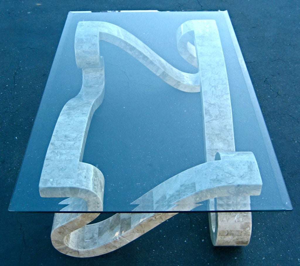 Américain Table basse serpentine à grande échelle en placage de pierre polie en vente