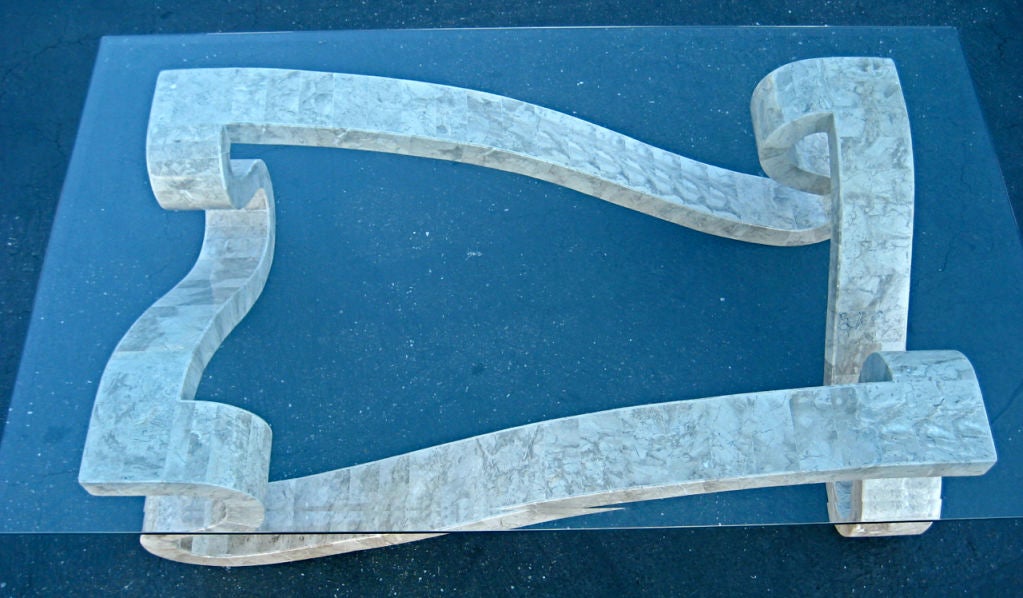 Table basse serpentine à grande échelle en placage de pierre polie Excellent état - En vente à Danville, CA