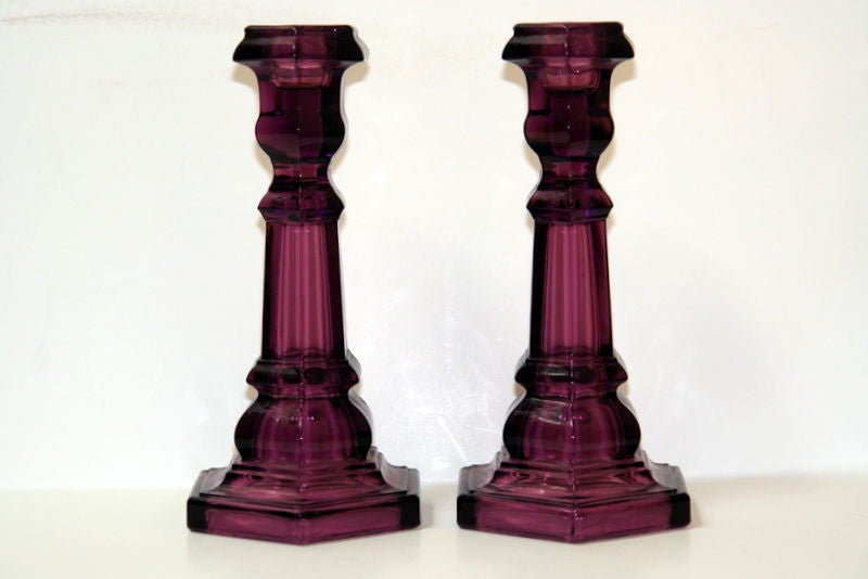 Coppia di candelieri francesi in vetro ametista modellato del 1940 circa.

Misure:
Altezza 7,5