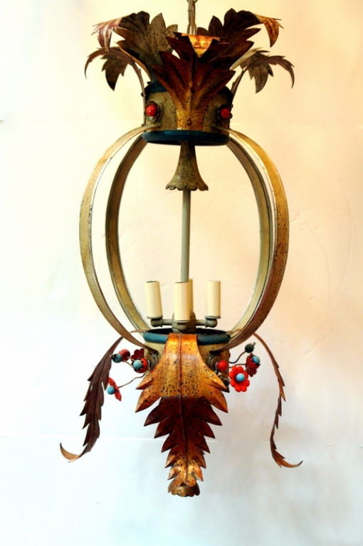 Une lanterne italienne en métal peint et doré des années 1940 avec une finition et une patine d'origine.

Mesures :
Hauteur : 37