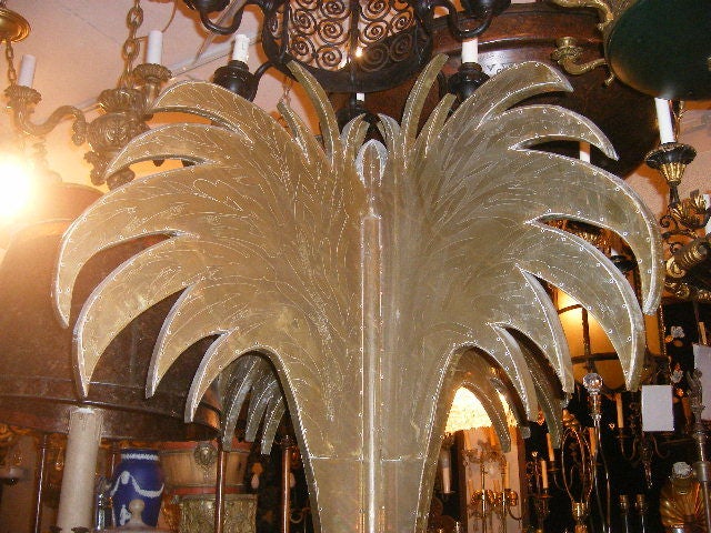 Eine große, geätzte Palmen-Skulptur aus Messing auf Holz. Mit einem achteckigen Sockel. Originale Patina. 

88