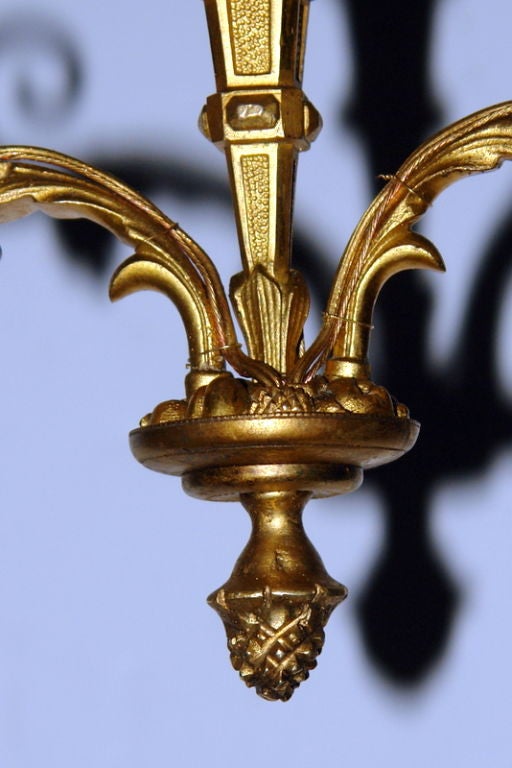 Paire de lustres français à deux lumières Vendu à l'unité en vente 1