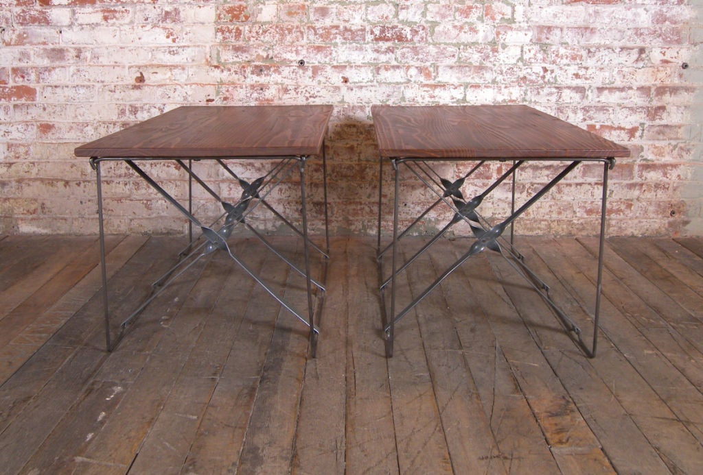Tables d'appoint industrielles vintage en bois et métal avec base en X. Belle paire de tables d'appoint de style moderne du milieu du siècle. En très bon état avec de nouveaux plans de travail en bois. Mesures : 35
