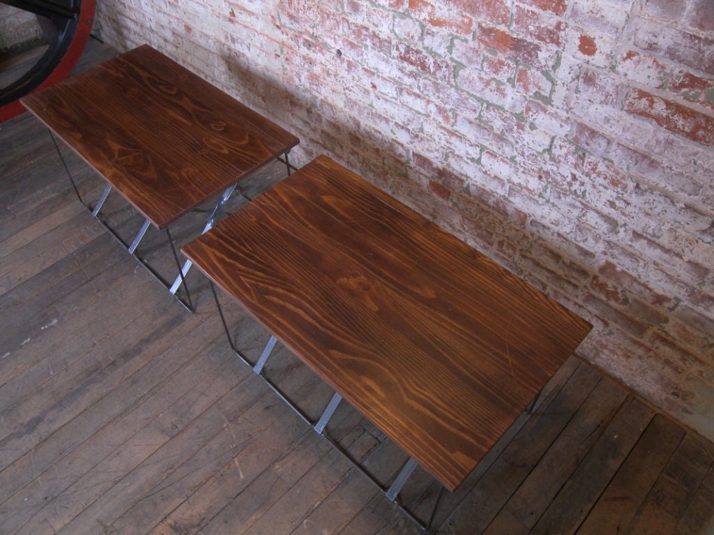 Paire de tables d'extrémité de table industrielles vintage à base en X en bois et métal, mi-siècle moderne Bon état - En vente à Oakville, CT