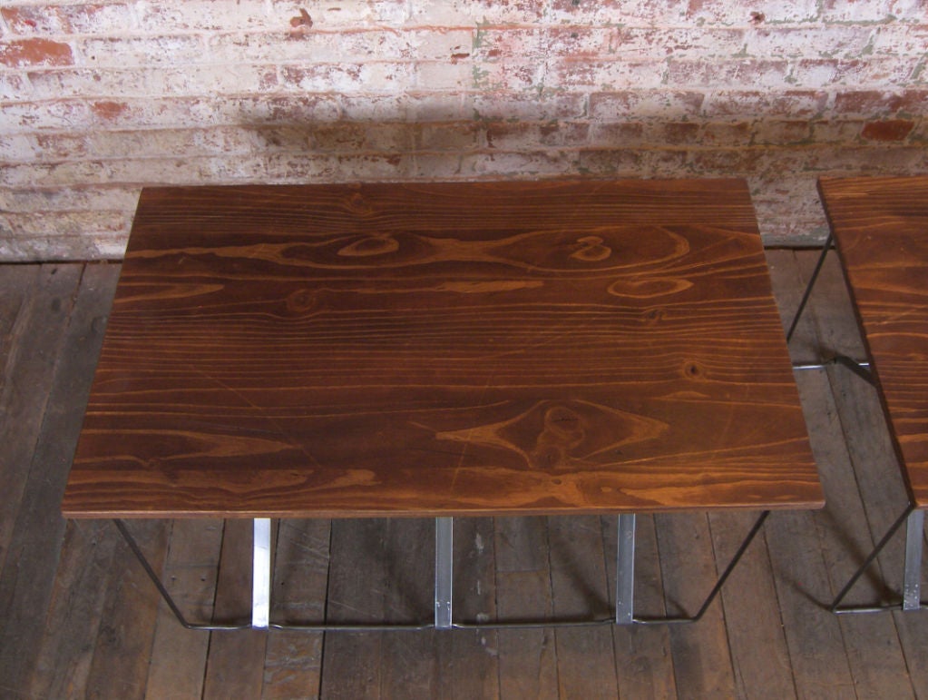 20ième siècle Paire de tables d'extrémité de table industrielles vintage à base en X en bois et métal, mi-siècle moderne en vente