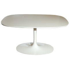 Saarinen like white oval table with tulip base