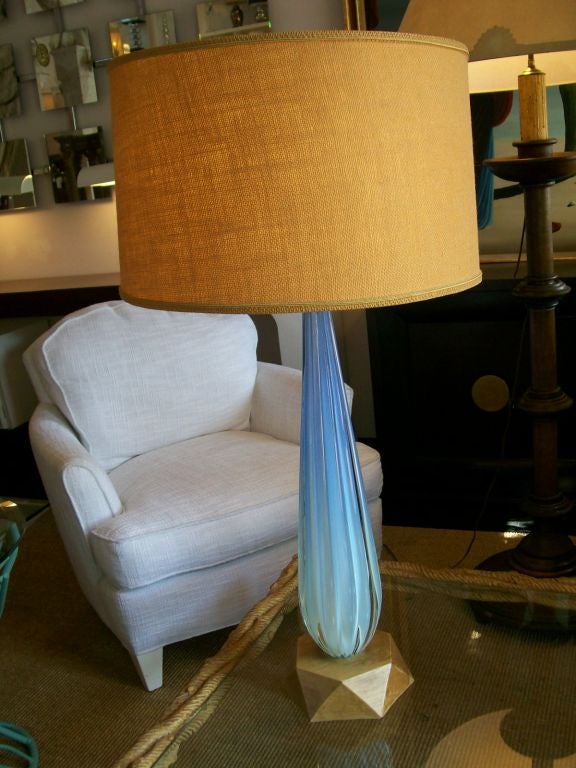 Milieu du XXe siècle Lampe Seguso en verre de Murano cannelé bleu aqua en vente