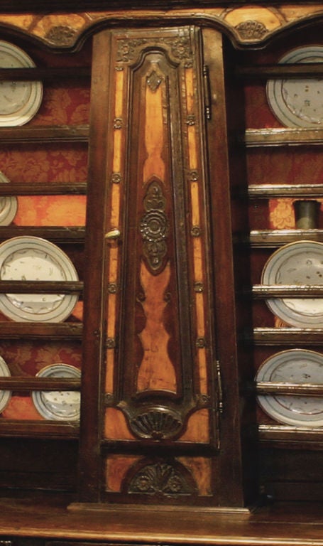 Français Rare armoire à dos d'escalier française en orme, noyer et poirier en vente