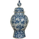 Eine blau-weiße Delfter Vase