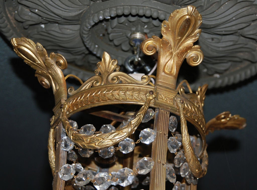 Un style Louis XVI en bronze et cristal  

Lustre 

19ème siècle 

Hauteur 30 pouces. Diamètre 28 pouces.
