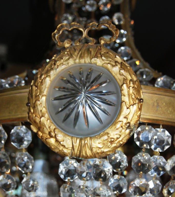 Français Un beau lustre de style Louis XVI en bronze et cristal en vente