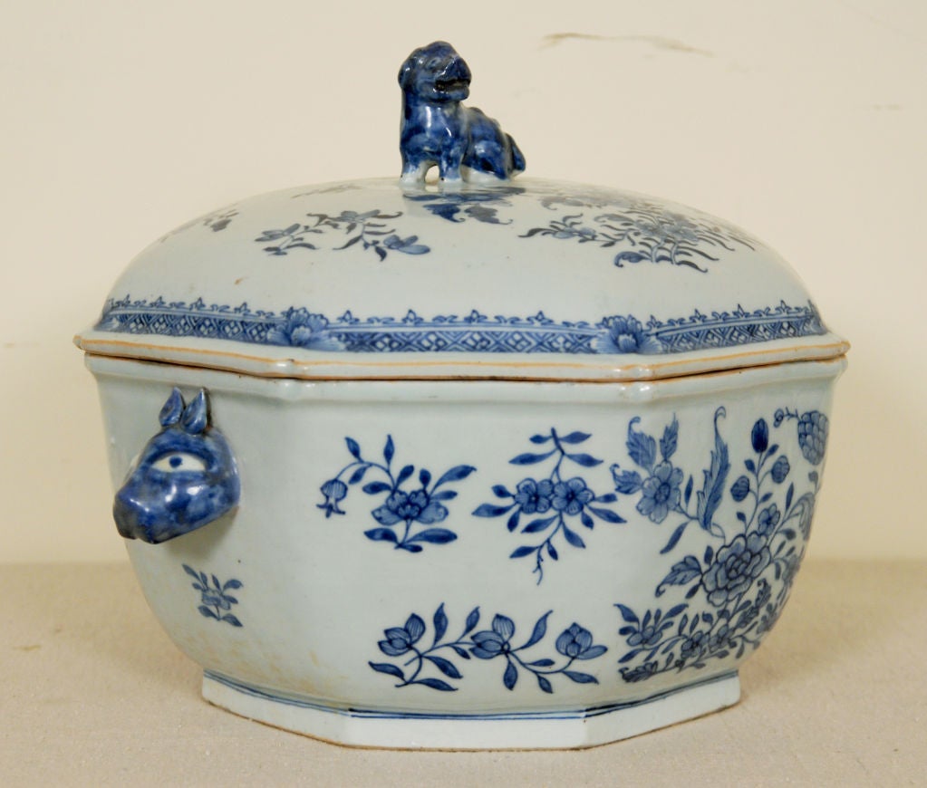 A Fine Chinese Export Covered Soup Tureen 1