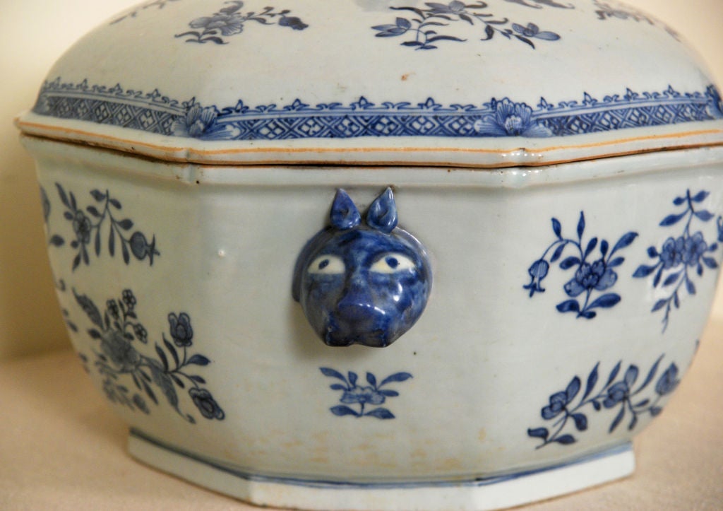 A Fine Chinese Export Covered Soup Tureen 2