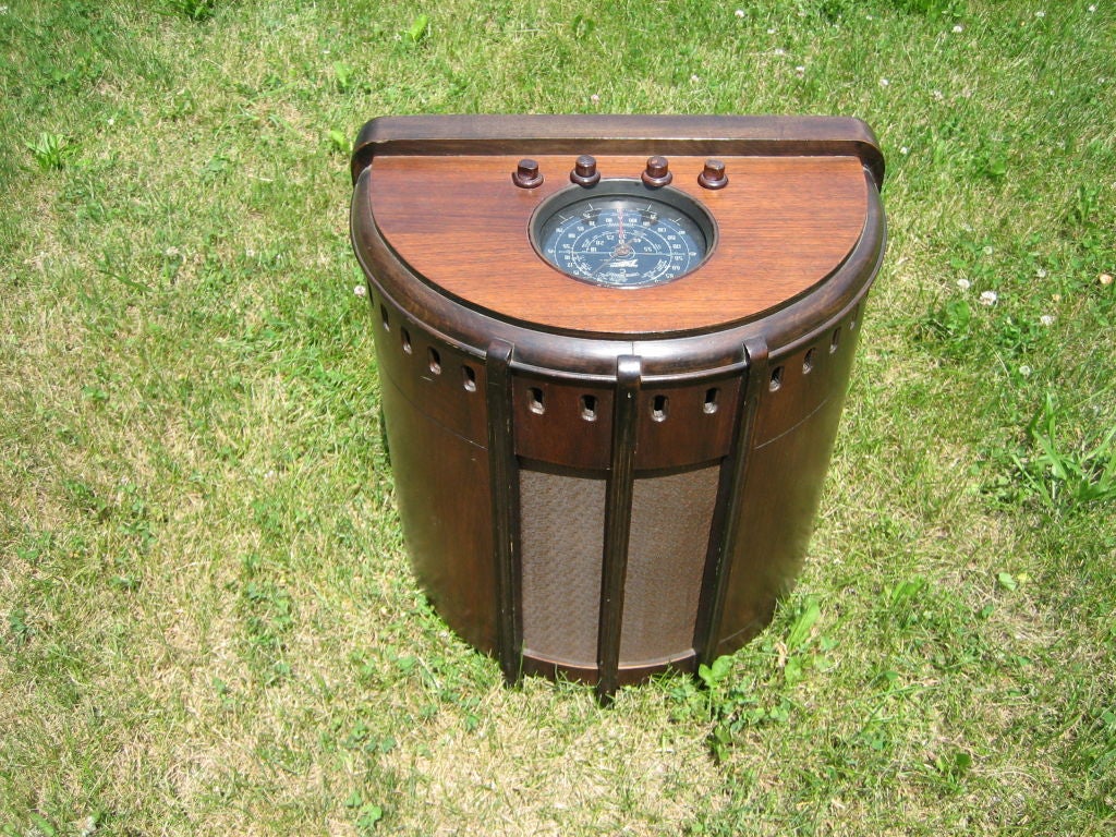 Out of an outstanding collection of period art deco radios is this 1938 Zenith 6S238 Wooden Chair side Radio. This radio has been lovingly restored from top to bottom, putting a lot of attention to detail. It is a half barrel shape and measures