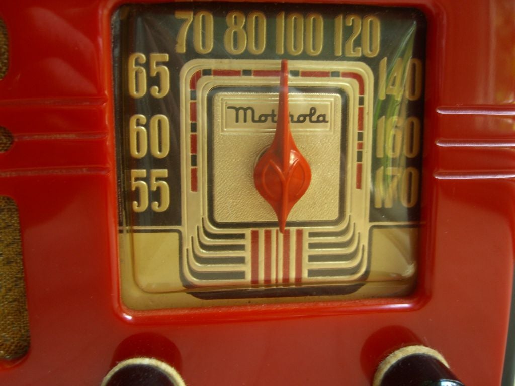 American Rare and beautiful Motorola  51X16 black and red bakelite radio