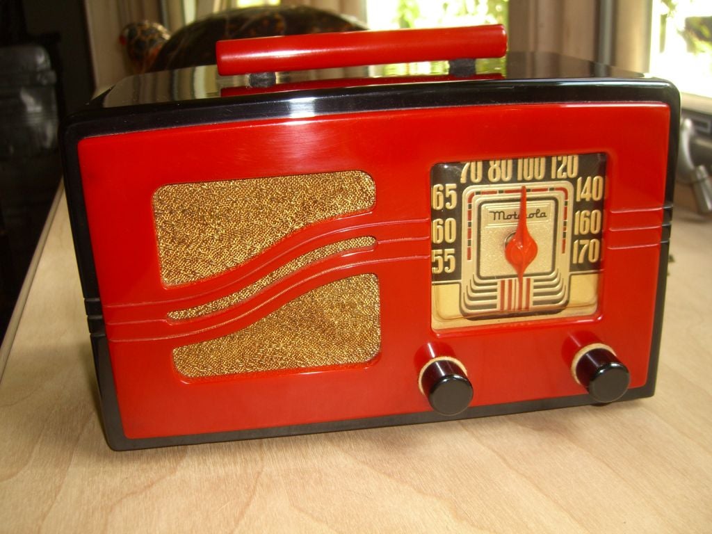 Rare and beautiful Motorola  51X16 black and red bakelite radio 3