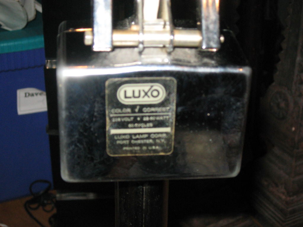Hohe verchromte Stehlampe von Luxo aus der Mitte des Jahrhunderts mit Gelenk. Maße: 55