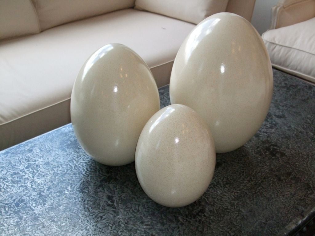 Set of 3 large porcelain eggs In Excellent Condition In Boston, MA