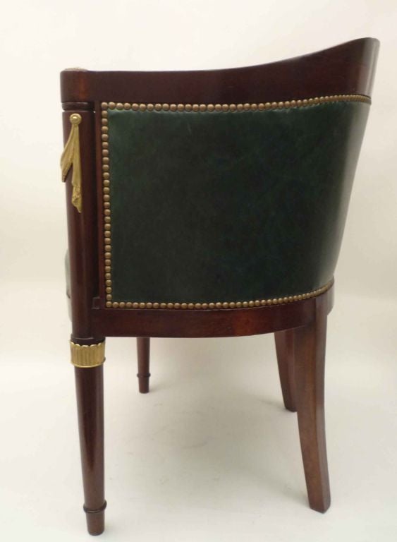 Fauteuil de Bureau en cuir monté en bronze doré de style Empire par Mercier Frères, Paris c.1900<br />
<br />
Mercier Frères était un studio de design et un fabricant de meubles français réputé, fondé à la fin du XIXe siècle à Paris, rue Faubourg