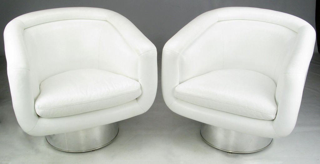 This pair of white glove leather and chrome cylinder-based club chairs are in terrific original condition. From an affluent Miami condo.  Designed by Leon Rosen for Pace Collection.