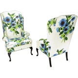 Grandes chaises à oreilles à motifs floraux sur lin blanc