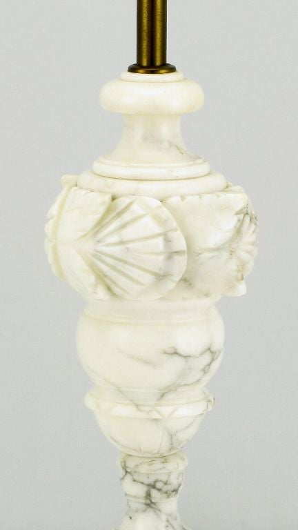 Paar italienische Carrara-Marmor-Tischlampen mit Muschel-Motiv (Mitte des 20. Jahrhunderts) im Angebot