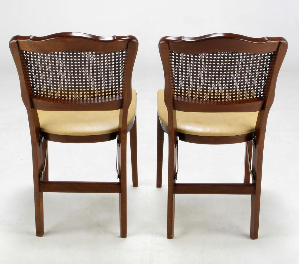 Américain Définir  e quatre chaises pliantes de style Regency en acajou, canne et cuir en vente