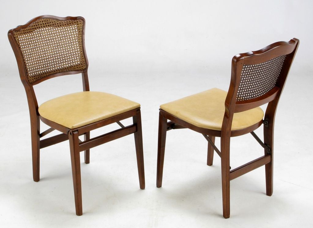Fije  De cuatro sillas plegables de caoba, caña y cuero de la Regencia mediados del siglo XX en venta