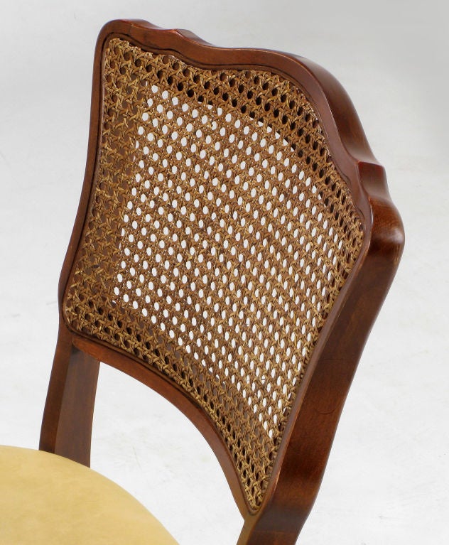 Définir  e quatre chaises pliantes de style Regency en acajou, canne et cuir en vente 4