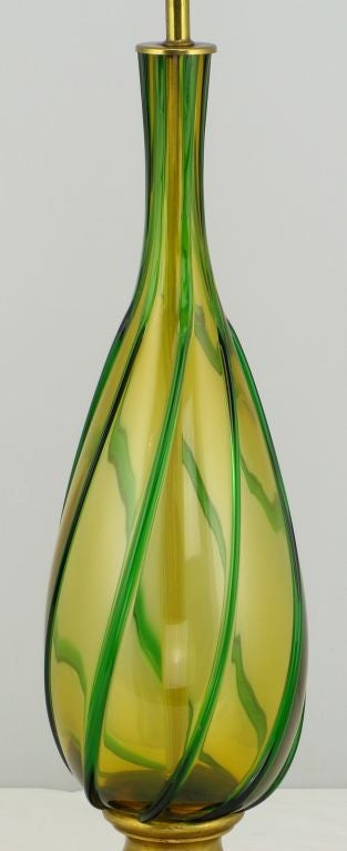 Italienische Muranoglas-Tischlampe aus Bernstein und grünem wirbelndem Glas (Lackiert) im Angebot