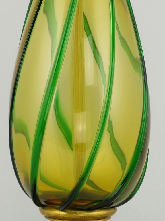 Italienische Muranoglas-Tischlampe aus Bernstein und grünem wirbelndem Glas (Mitte des 20. Jahrhunderts) im Angebot