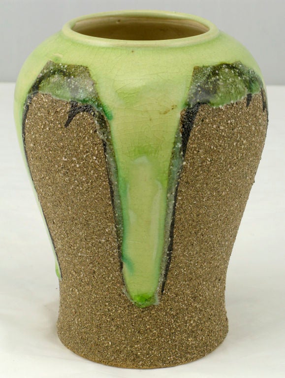 Ungewöhnliche zierliche Vase in traditioneller asiatischer Ingwerglasform mit der ungewöhnlich rauen, sandähnlichen Oberfläche. Die abstrakten Formen sind mit schwarzer Glasur in Selleriefarbe umrandet.
