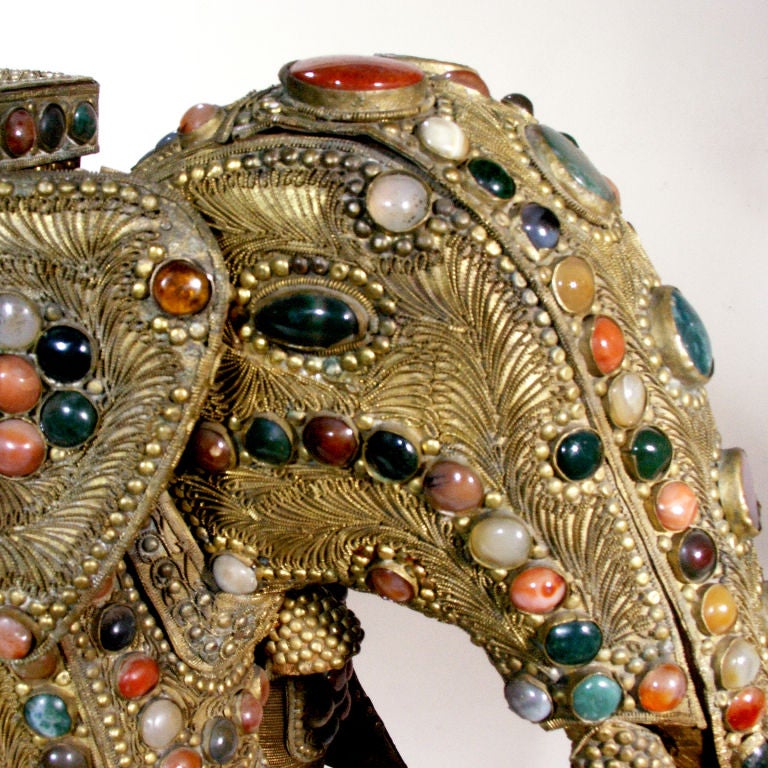 Seltener dekorativer, filigraner Elefant aus Messing.  Aufwändiges Design, das mit bunten Halbedelsteinen besetzt ist.