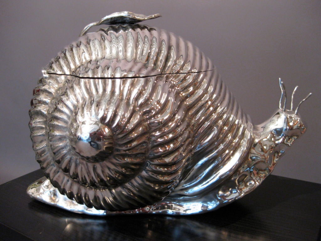 Silver plated snail ice bucket or table centerpiece designed in the 1970's for the Italian boutique TEGHINI in Florence. Signed 