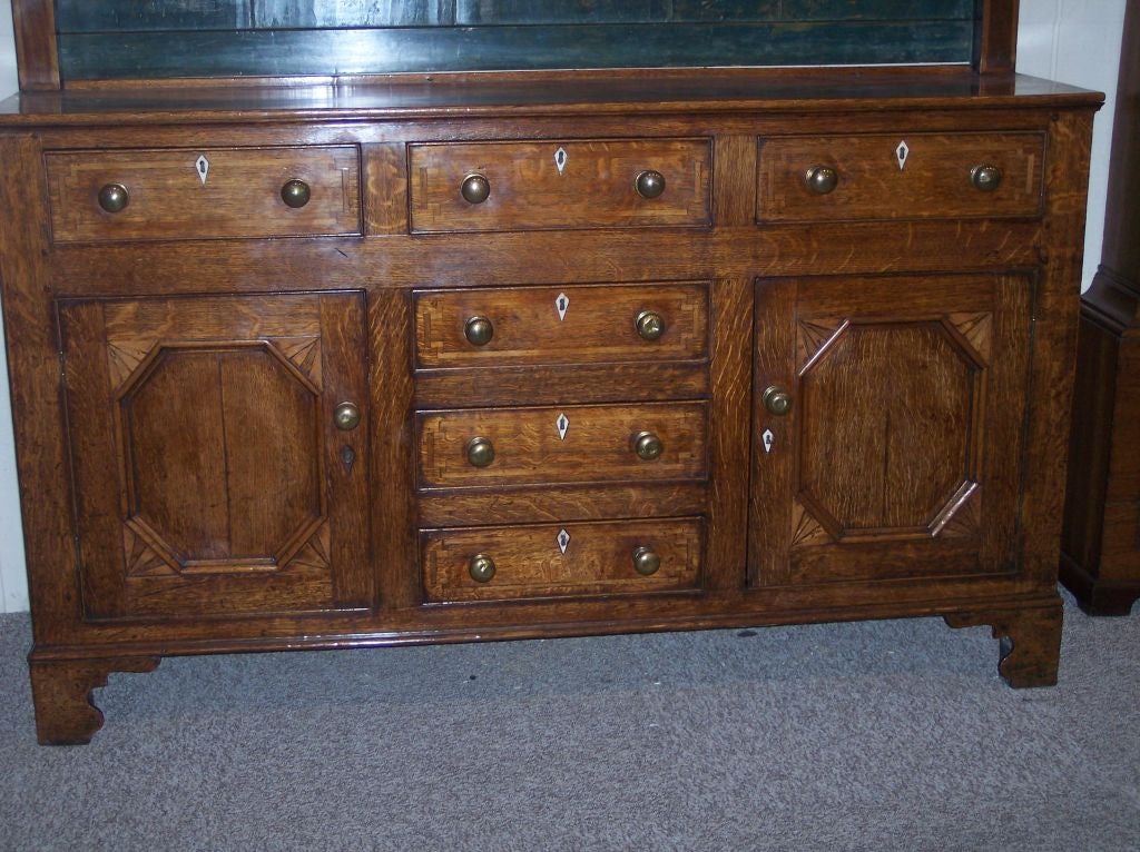 Welsh oak Georgian dresser with 6 drawers, bone inlaid key holes, mahogany crossbanding & painted plate rack.<br />
* GOING OUT OF BUSINESS SALE *<br />
Original Price $ 41,655