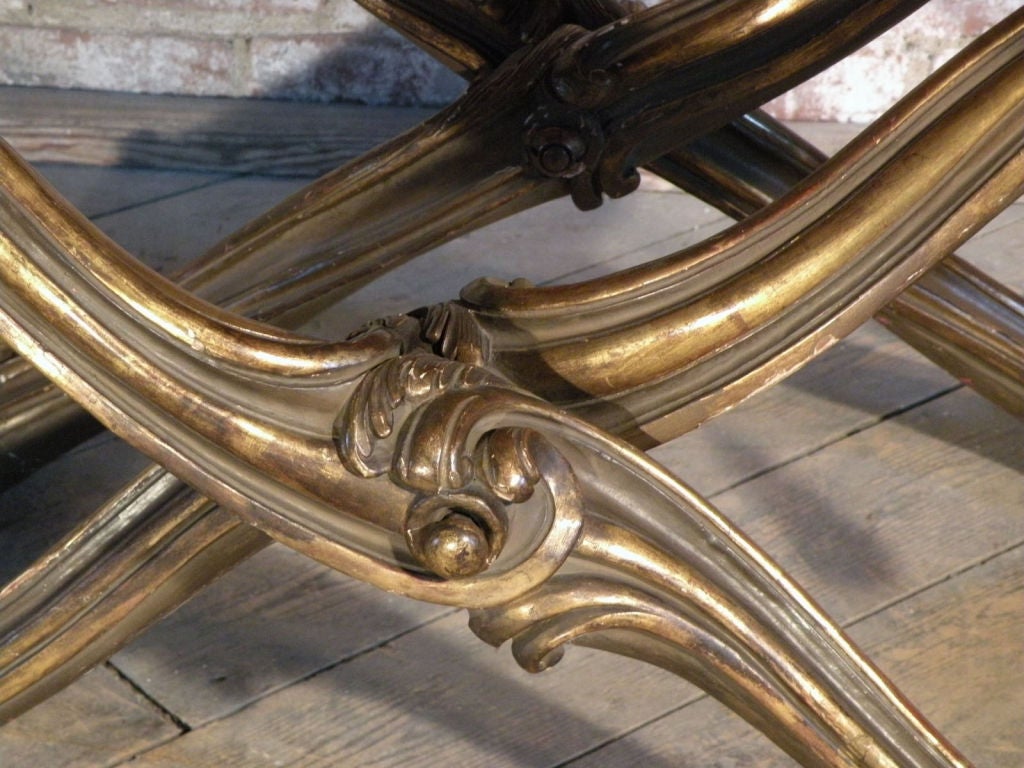 Noyer Paire de pliants ou tabourets italiens dorés de style rococo du début du XIXe siècle en vente