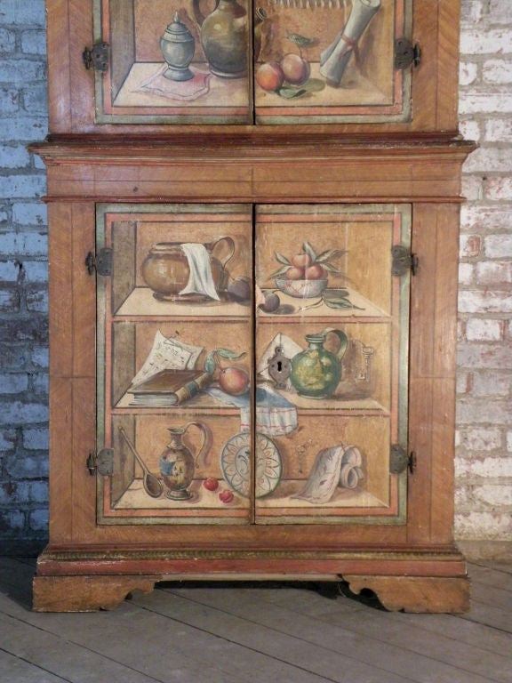 Italiano Armadio neoclassico italiano del XIX secolo dipinto a trompe l'oeil in vendita