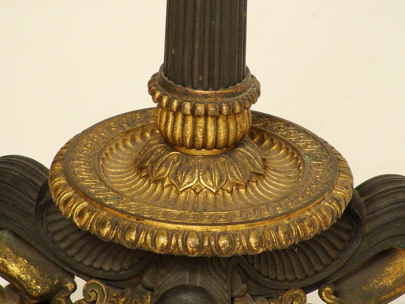 XIX secolo Coppia di lampade Impero in bronzo e bronzo dorato in vendita