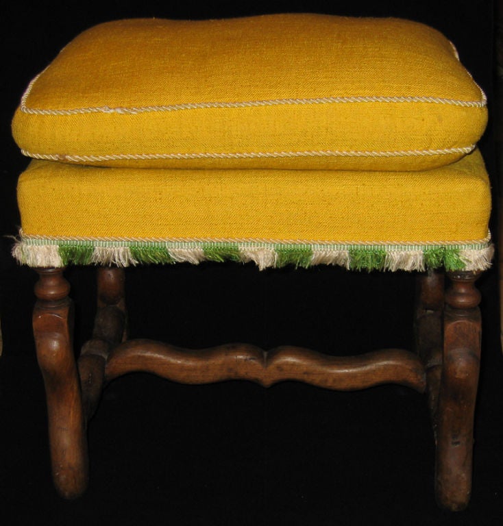 French A walnut stool with ‘Os de mouton’ legs and stretcher For Sale