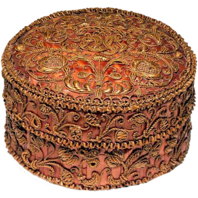 Straw on a wooden core (marqueterie de paille) powder box For Sale