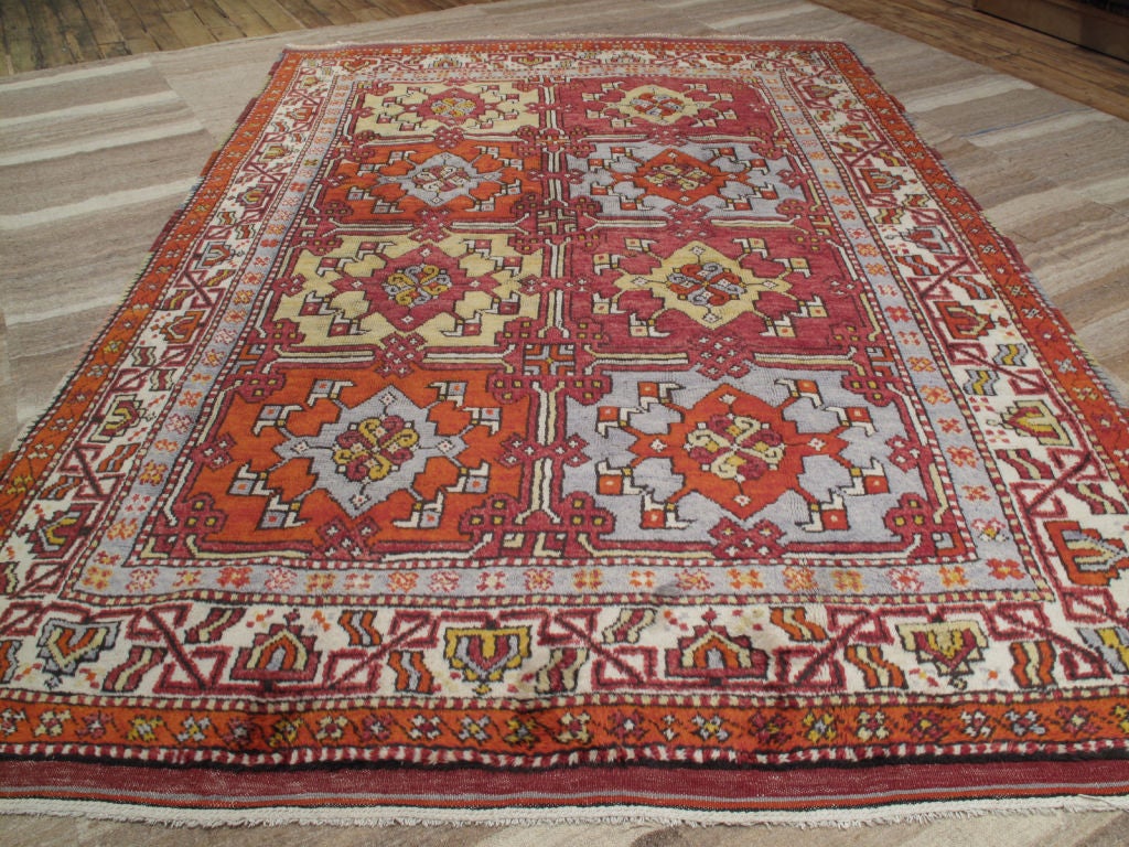 Yuntdag Teppich oder Vorleger. Ein ungewöhnlich großer Dorfteppich mit einem jahrhundertealten Muster aus diesem produktiven Webereizentrum. Teppich mit einer sehr fröhlichen Farbpalette, herrlich weiche Wolle.