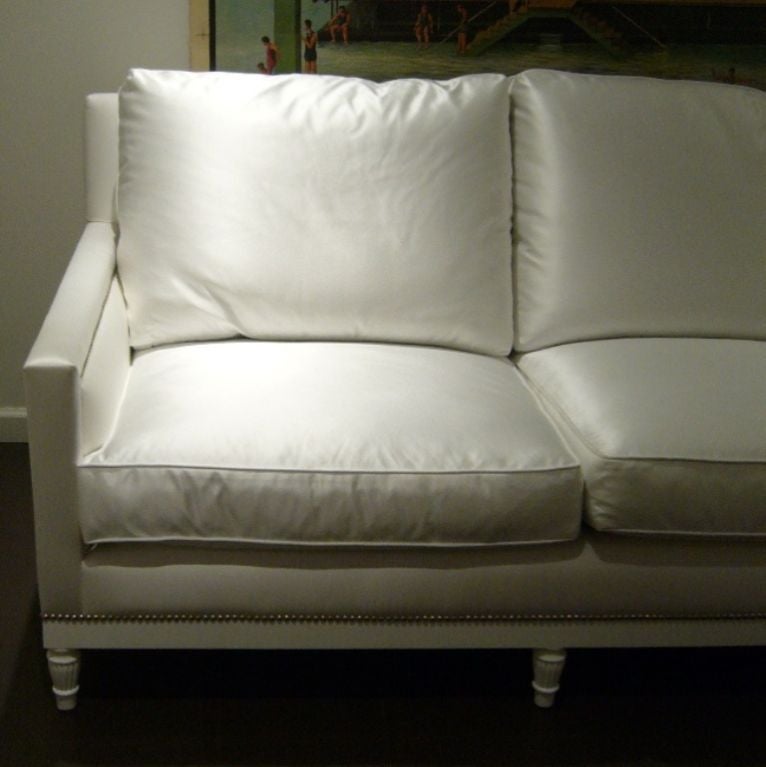 Sofa aus weißem Satin und Nagelkopf in Weiß (21. Jahrhundert und zeitgenössisch) im Angebot