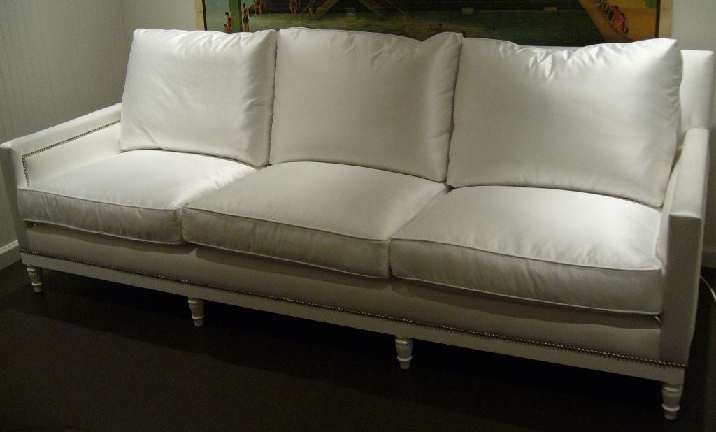 Sofa aus weißem Satin und Nagelkopf in Weiß im Angebot 2