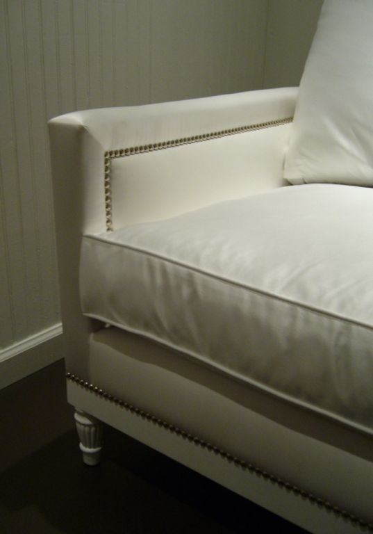 Sofa aus weißem Satin und Nagelkopf in Weiß (amerikanisch) im Angebot