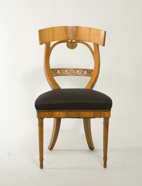 Suite scultorea di poltroncine Biedermeier con intricati dettagli intagliati. Rivestito in tessuto nero.<br />
Profondità del sedile - 15