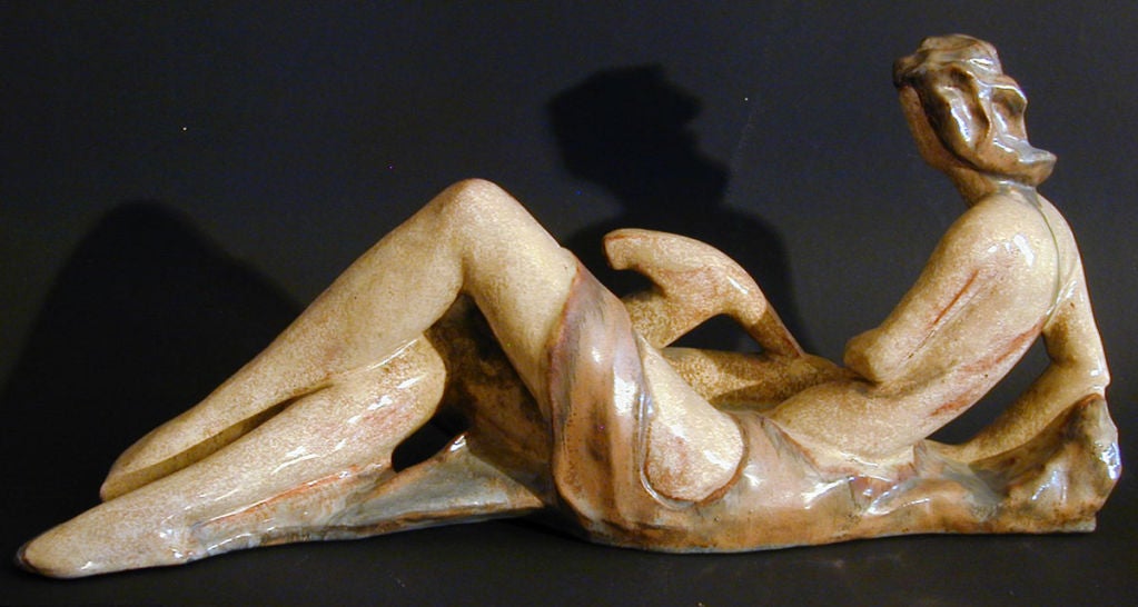Art-Déco-Keramikskulptur „Diana mit Hirsch“ (Mitte des 20. Jahrhunderts) im Angebot